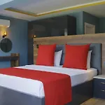 Private Luxury With Large Pool, Jacuzzi And Barbecue In Oeluedeniz * פאטהיה