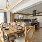 Private Luxury With Large Pool, Jacuzzi And Barbecue In Oeluedeniz וילה