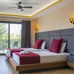 Private Luxury With Large Pool, Jacuzzi And Barbecue In Oeluedeniz פאטהיה