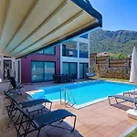 וילה Private Luxury With Large Pool, Jacuzzi And Barbecue In Oeluedeniz פאטהיה