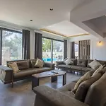 וילה Private Luxury With Large Pool, Jacuzzi And Barbecue In Oeluedeniz פאטהיה