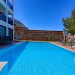 Private Luxury With Large Pool, Jacuzzi And Barbecue In Oeluedeniz *