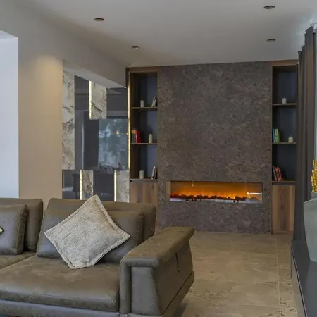 Private Luxury With Large Pool, Jacuzzi And Barbecue In Oeluedeniz Fethiye