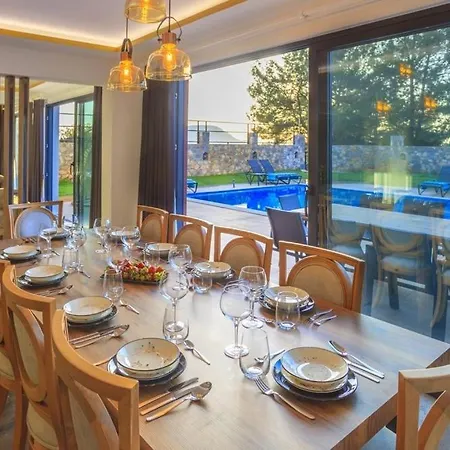 Private Luxury With Large Pool, Jacuzzi And Barbecue In Oeluedeniz Villa Fethiye