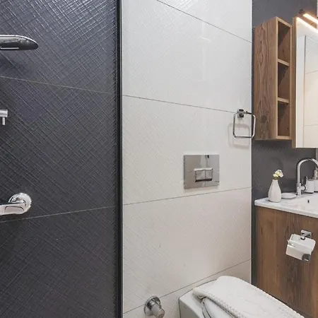Private Luxury With Large Pool, Jacuzzi And Barbecue In Oeluedeniz וילה