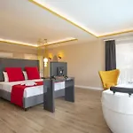 Private Luxury With Large Pool, Jacuzzi&barbecue In ölüdeniz *