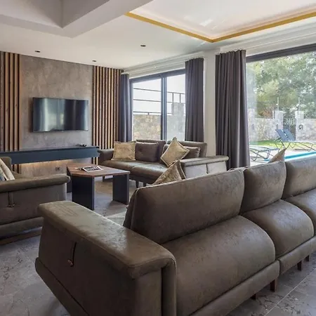 Private Luxury With Large Pool, Jacuzzi And Barbecue In Oeluedeniz Fethiye