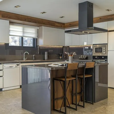 Private Luxury With Large Pool, Jacuzzi And Barbecue In Oeluedeniz *