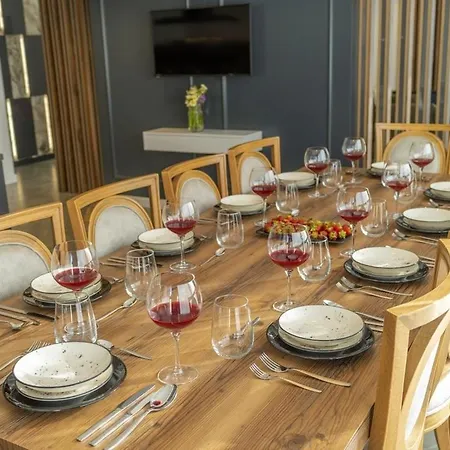 Private Luxury With Large Pool, Jacuzzi And Barbecue In Oeluedeniz *