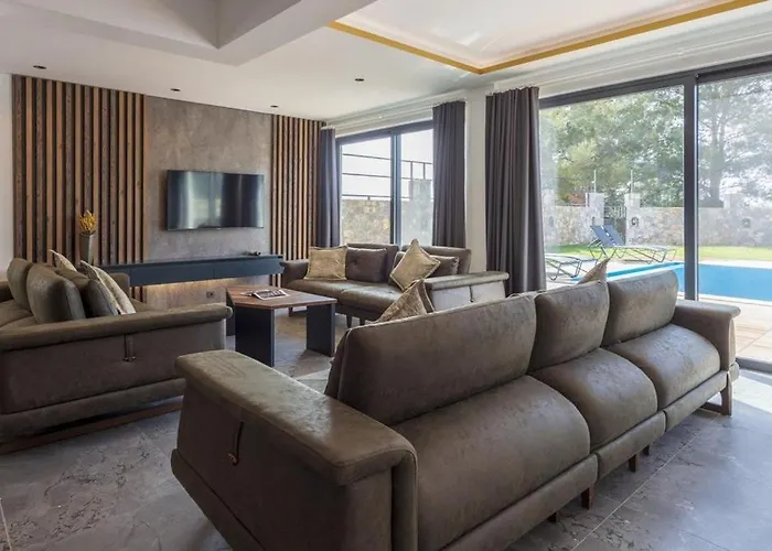 Private Luxury With Large Pool, Jacuzzi And Barbecue In Oeluedeniz Фетхие