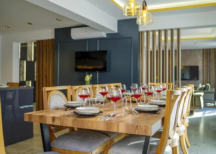 Вилла Private Luxury With Large Pool, Jacuzzi And Barbecue In Oeluedeniz