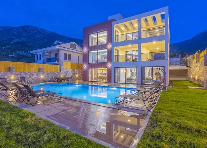 Private Luxury With Large Pool, Jacuzzi And Barbecue In Oeluedeniz Вилла