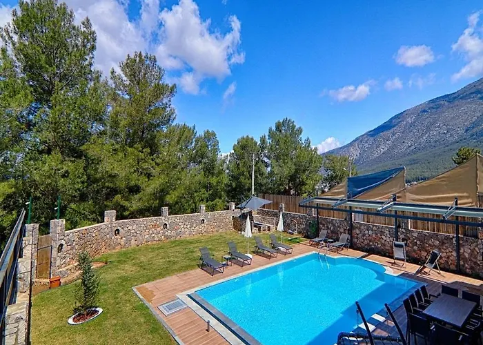 Вилла Private Luxury With Large Pool, Jacuzzi And Barbecue In Oeluedeniz