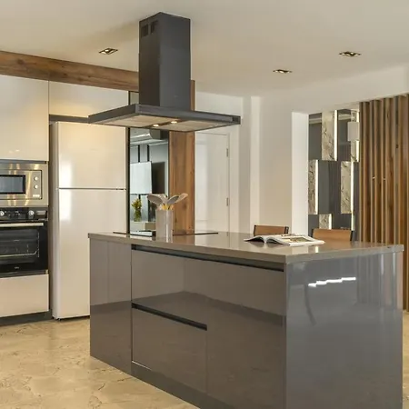 Private Luxury With Large Pool, Jacuzzi And Barbecue In Oeluedeniz *