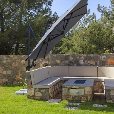 Private Luxury With Large Pool, Jacuzzi And Barbecue In Oeluedeniz *