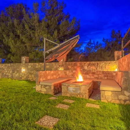 Private Luxury With Large Pool, Jacuzzi And Barbecue In Oeluedeniz Villa *