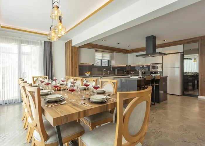Private Luxury With Large Pool, Jacuzzi And Barbecue In Oeluedeniz Villa